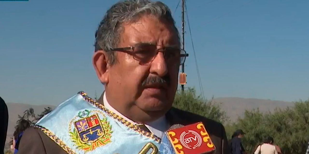 El presidente del Comité Cívico de Cochabamba, Apolinar Rivera, en contacto con Bolivia Tv. Imagen: Captura Bolivia Tv.