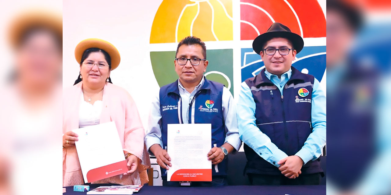 Autoridades de las entidades durante la firma del convenio. Foto: Defensoría del Pueblo