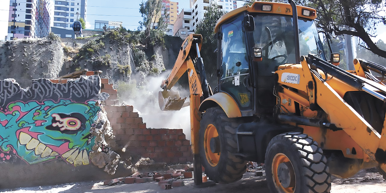 Funcionarios municipales llevan a cabo el operativo de demolición.  | Foto: APG