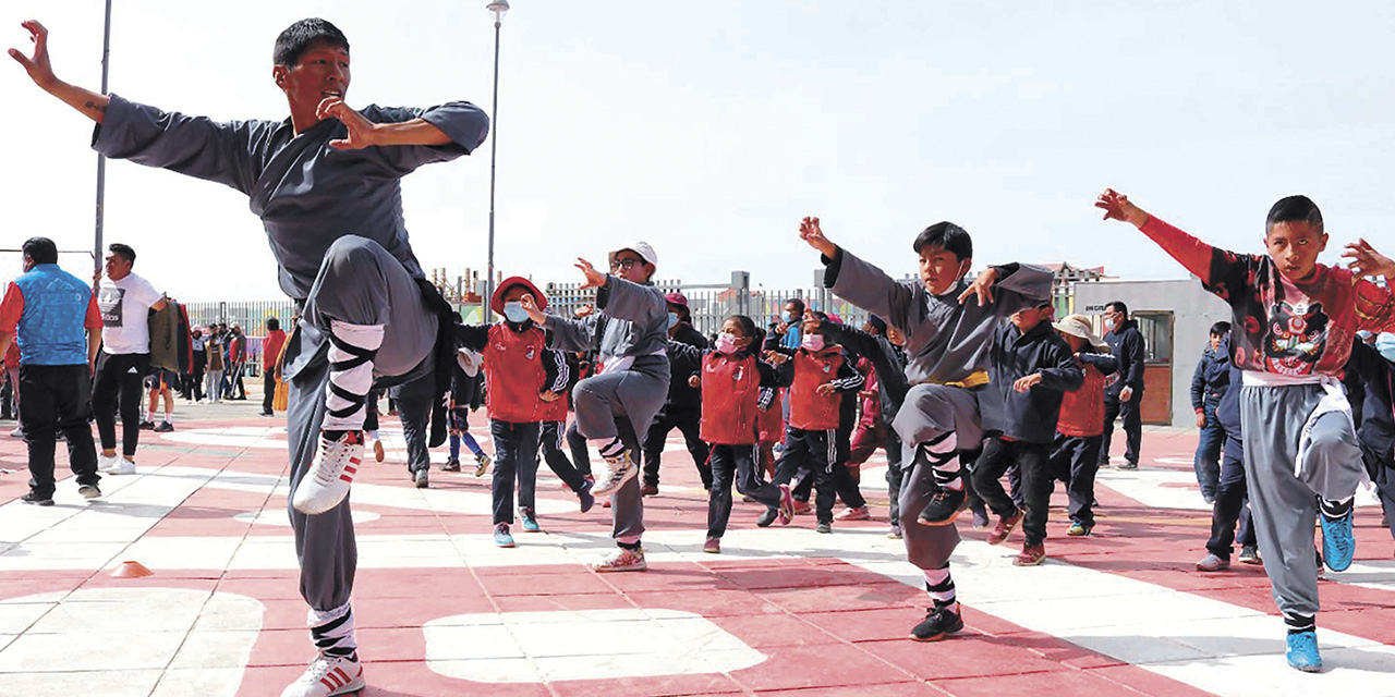 Niños realizan ejercicios de artes marciales durante el Día del Desafío.  | Foto: Archivo