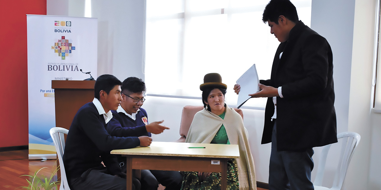 Estudiantes en una pequeña interpretación, en el lanzamiento.  | Foto: Ministerio de Educación