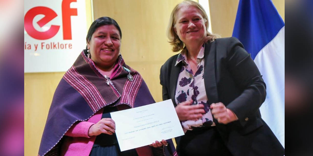 Elvira Espejo junto a la Embajadora de Francia en Bolivia. | Foto: Musef