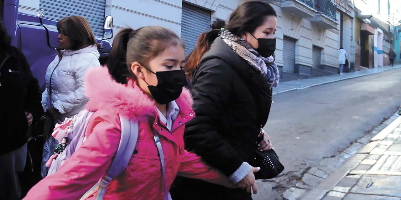 Los padres de familia deben asegurarse de qaue sus hijos vayan abrigados al colegio.  | Foto: ABI