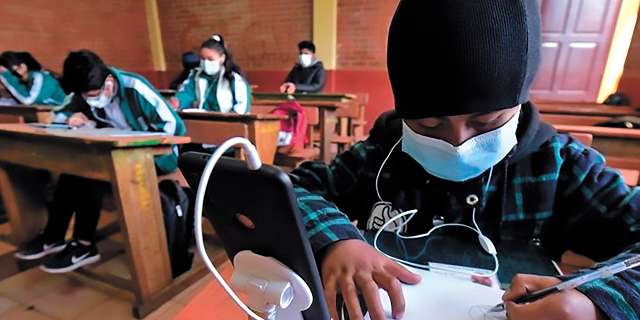 Los niños podrían asistir a sus unidades escolares en horario invernal desde el 20 de mayo. Foto: Archivo