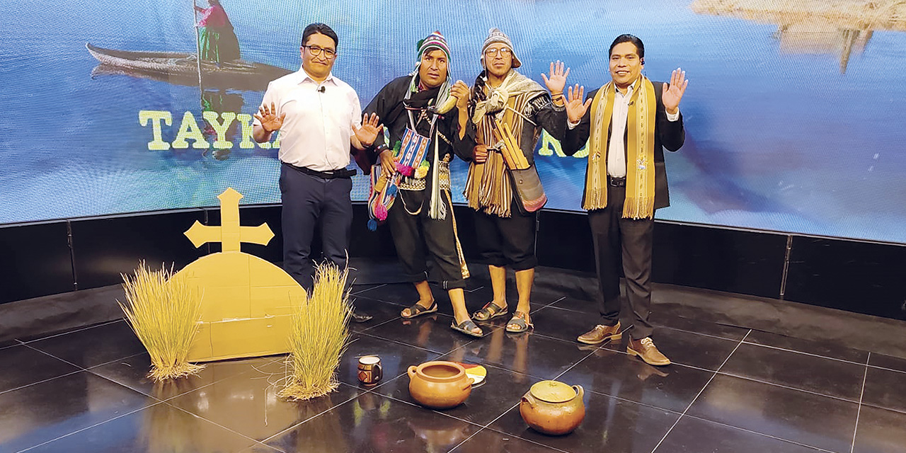 Miembros de ILCNA durante una actividad de promoción del aymara.  | Foto: Ilcna