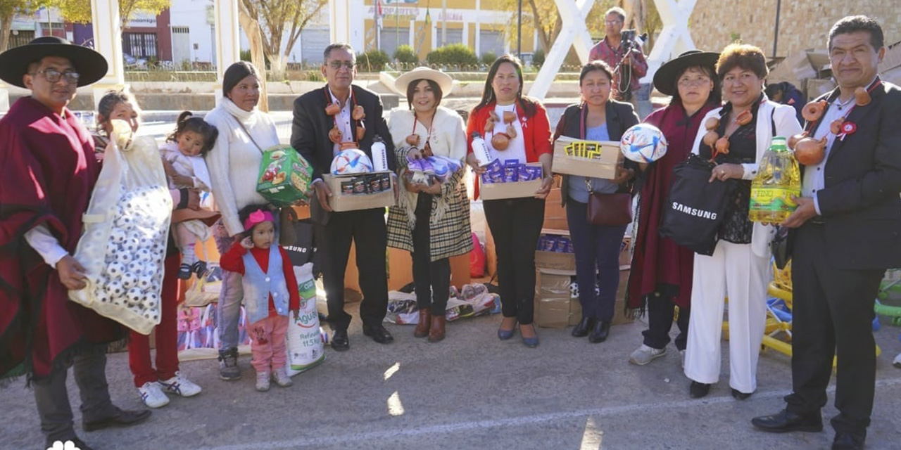 Autoridades y beneficiarios durante el evento. 