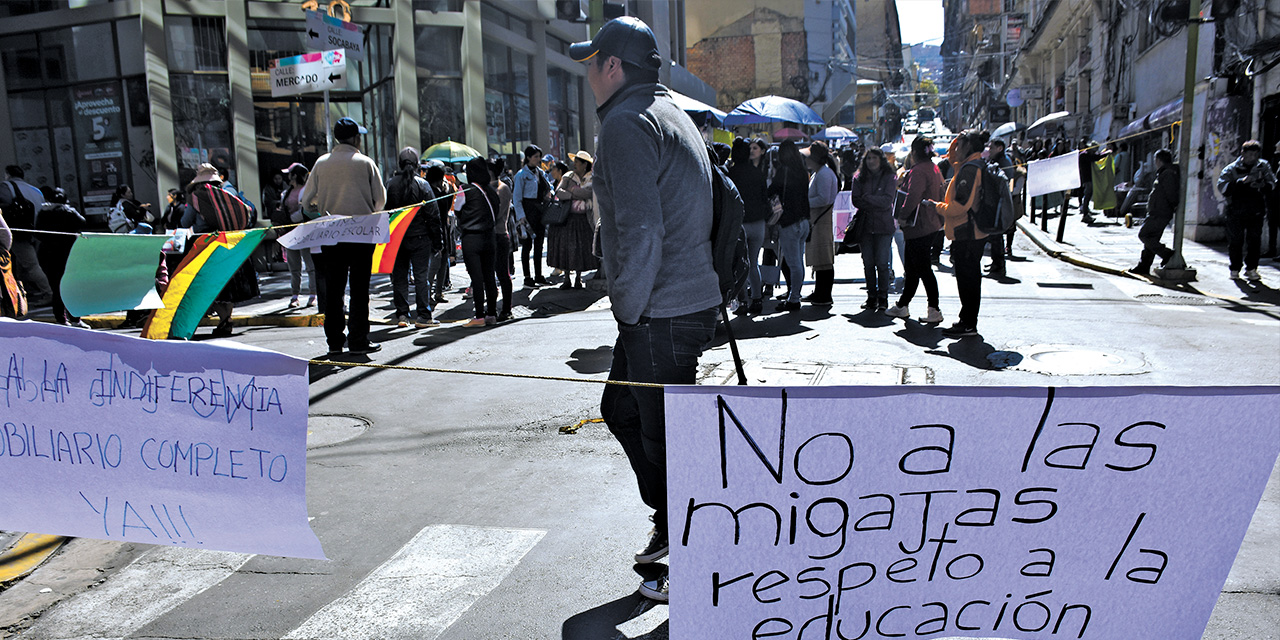 Padres de familia durante la protesta. Foto: Jorge Mamani