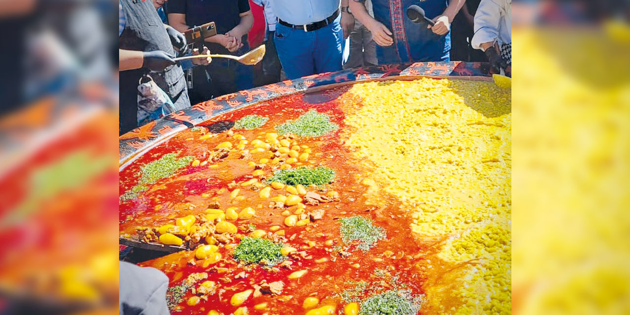 El mondongo más grande del mundo en la plaza 25 de Mayo, en Sucre. Foto: Btv