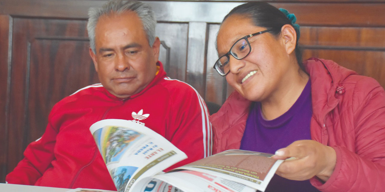 Juan y Jhanneth de visita en el periódico Ahora El Pueblo