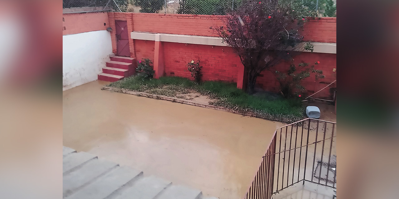 El patio de una de las casas afectadas completamente inundado.  | Foto: Bolivia Tv