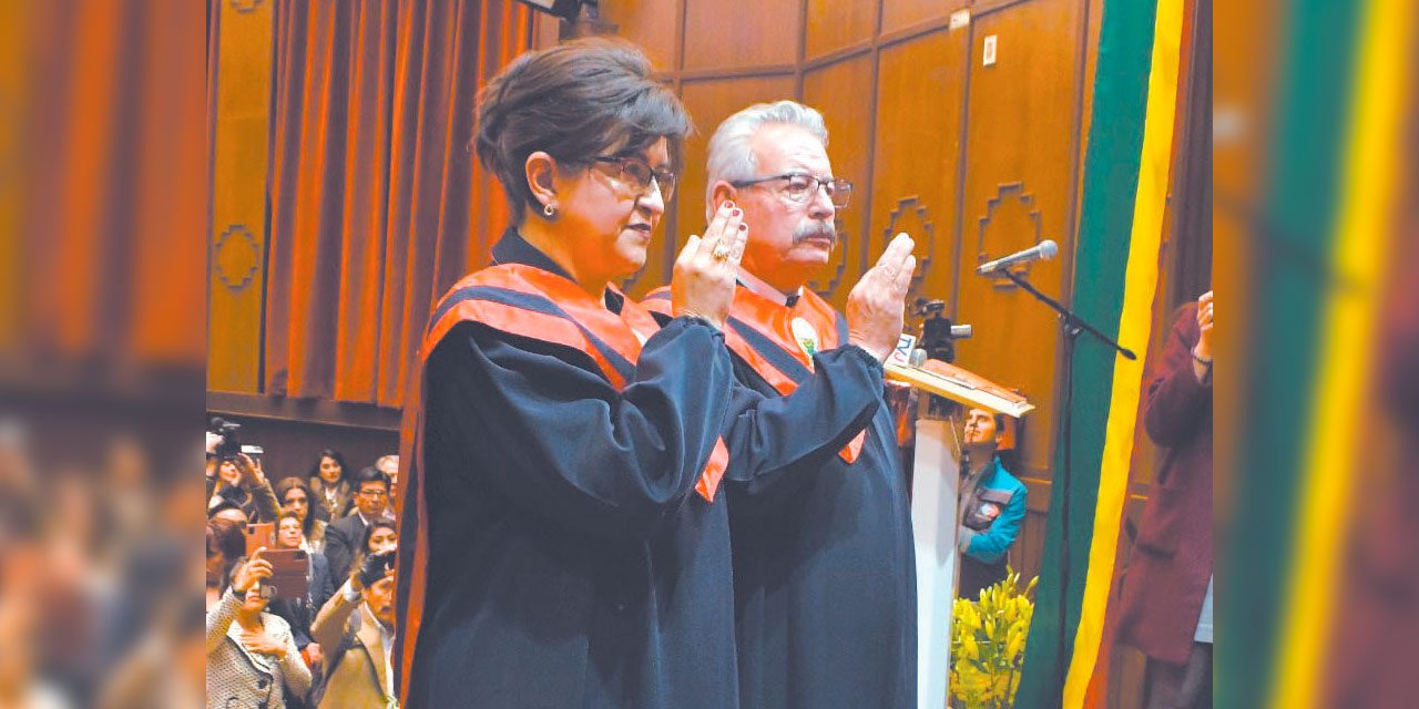 Las nuevas autoridades de la UMSA durante su juramento. Foto: UMSA