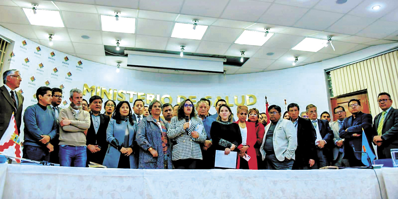 La ministra de Salud, María Renée Castro, junto a los 34 directores de hospitales luego de la reunión.  | Foto: Ministerio de Salud