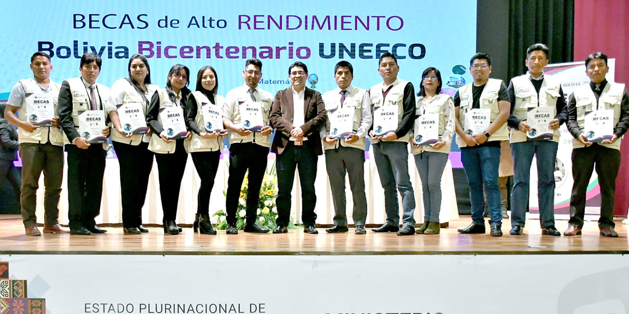 El ministro de Educación, Omar Véliz, junto a los maestros becados.  | Foto: Ministerio de Educación