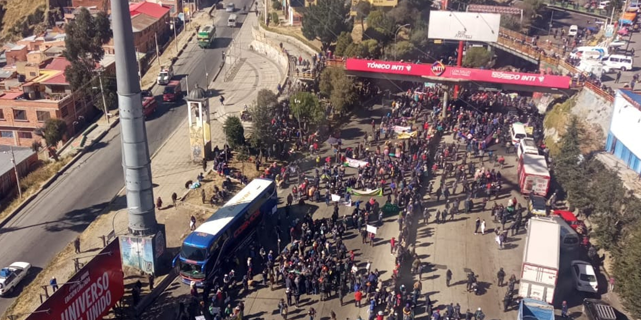 Bloqueo en el peaje de la autopista La Paz - El Alto. Foto: RRSS