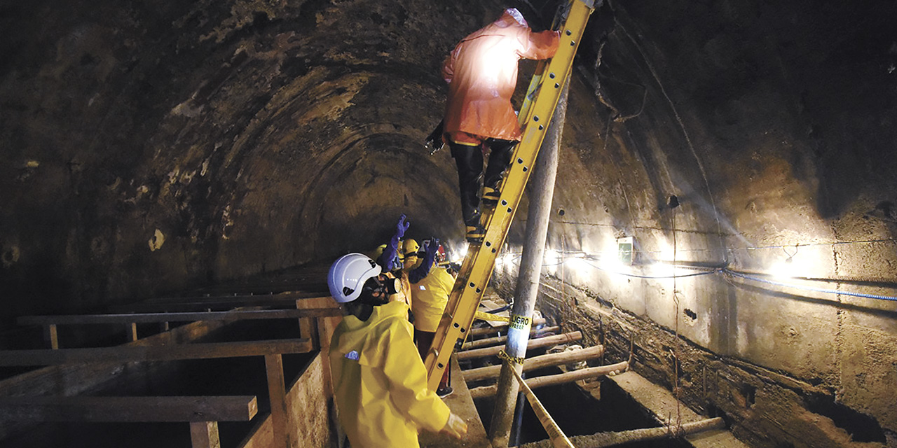 Operarios en el tramo 2 del embovedado del río Choqueyapu. | Foto: Archivo