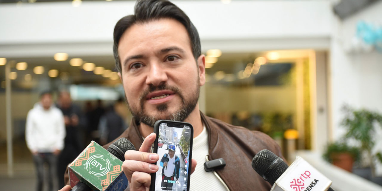 El diputado Alejandro Reyes muestra al alcalde Iván Arias en TikTok. Foto: Gustavo Ticona