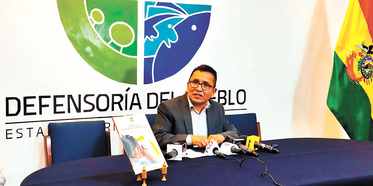 El defensor del pueblo, Pedro Callisaya, durante la presentación del informe. Foto: Defensoría del Pueblo