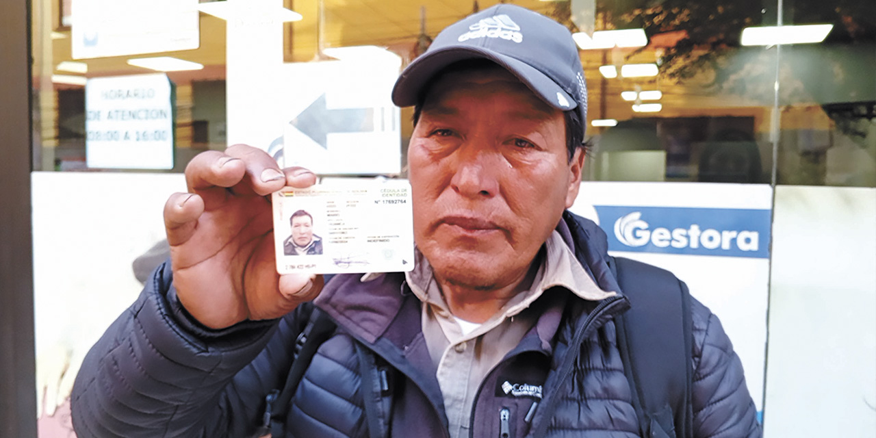 Mario Huanca muestra su carnet de identidad.  | Foto: Defensoría del Pueblo