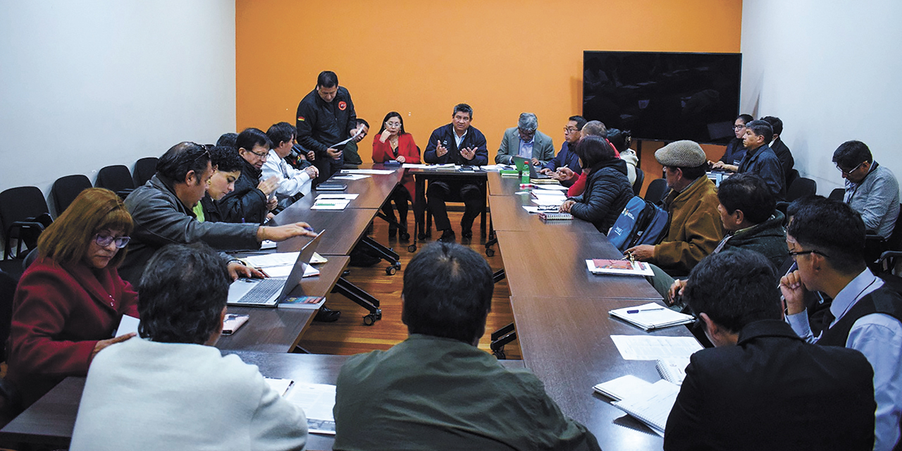 Autoridades estatales y líderes sociales durante la reunión. 