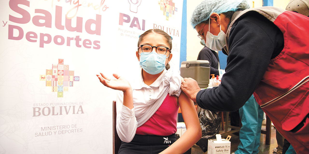 Una niña recibe la vacuna contra la influencia en su colegio. Foto: Jorge Mamani