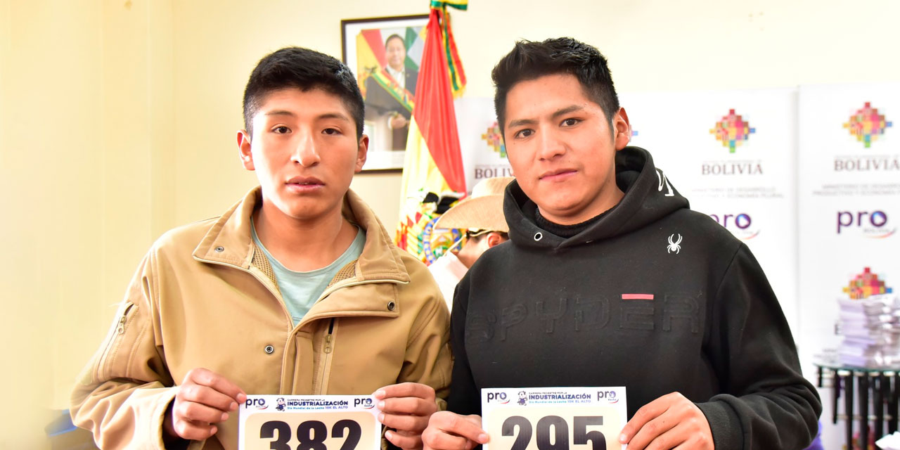 Dos jóvenes recibieron sus dorsales para participar de la carrera. Foto: Pro – Bolivia