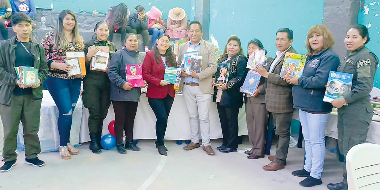 Autoridades estatales y representantes de las internas durante la entrega. Foto: Ministerio de Educación