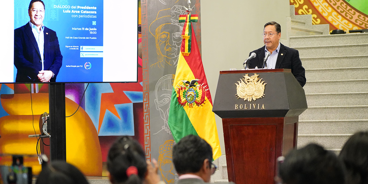 El presidente Luis Arce durante la conversación con la prensa, la noche de este martes. Foto: Jorge Mamani