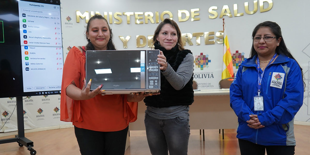 La viceministra Mariana Ramírez entrega uno de los premios. Foto: Ministerio de Salud