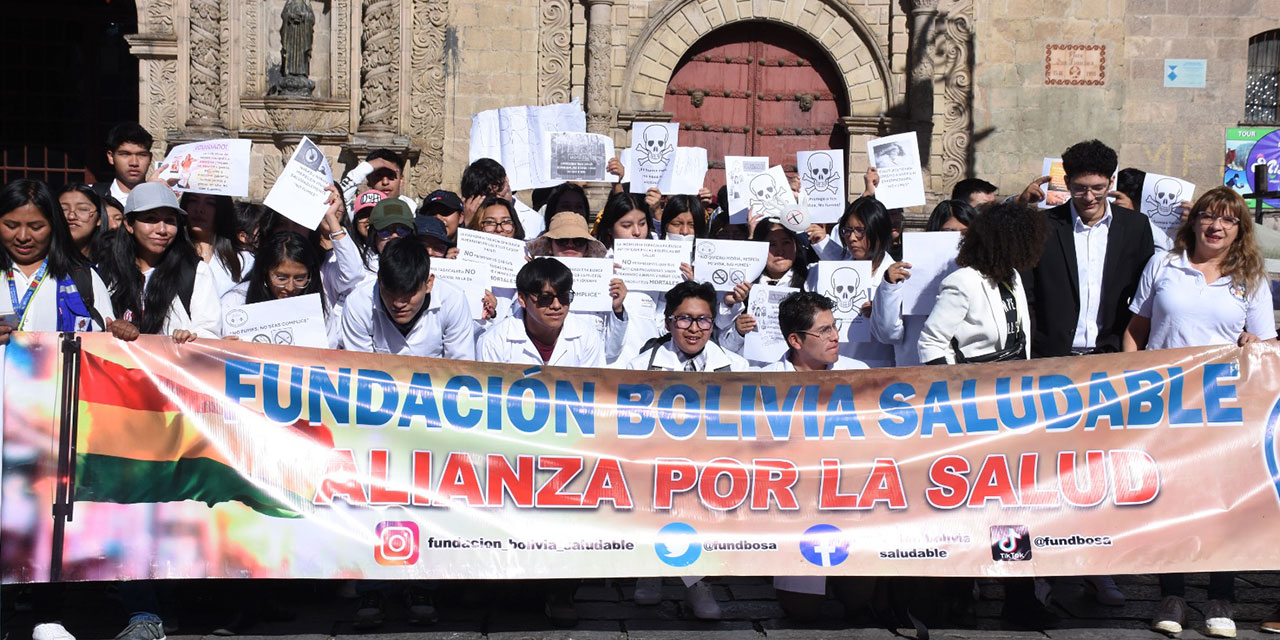 La marcha contra el tabaco en la plaza San Francisco. foto: Jorge Mamani