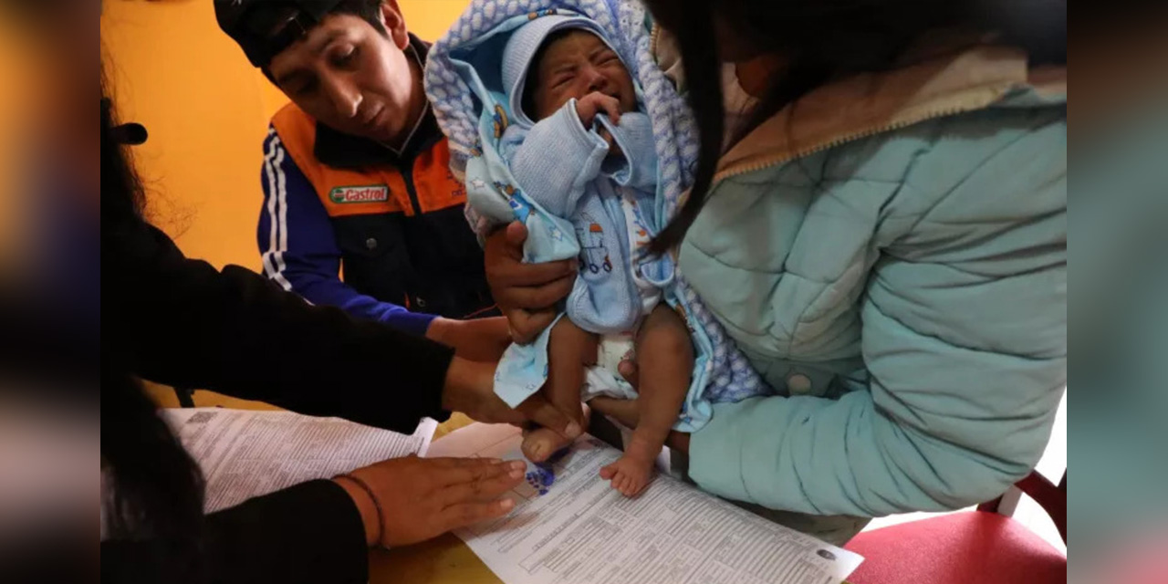 Una pareja realiza el registro de su bebé para obtener el certificado de nacimiento. Foto: Unicef