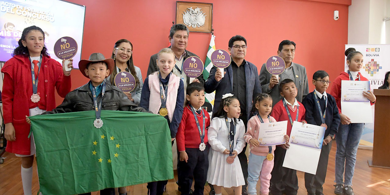 Autoridades estatales y los niños ganadores durante la premiación. Foto: Ministerio de Educación