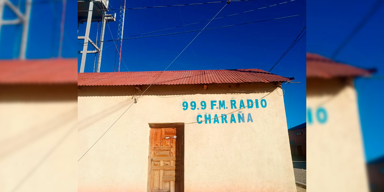 La radio Charaña ya difunde noticias de la región a Bolivia y dos países vecinos. Foto: RRSS