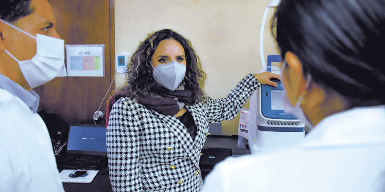 La ministra de Salud, María Renée Castro, durante la inspección. 