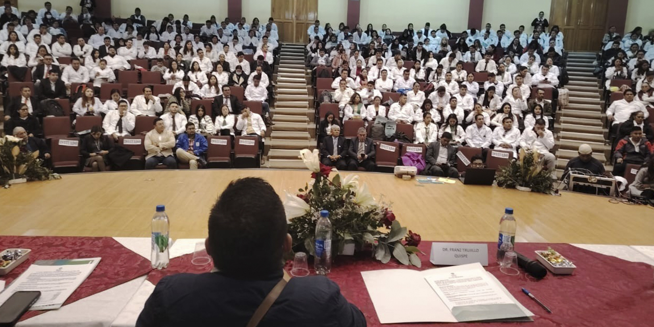 Médicos y autoridades durante el evento.