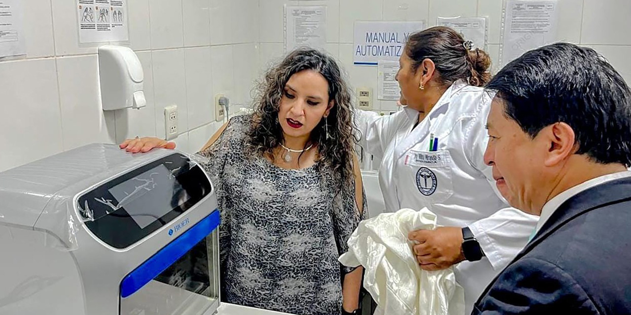 La ministra de Salud, junto a personal del hospital Santa Bárbara, durante su visita.  | Foto: MSyD