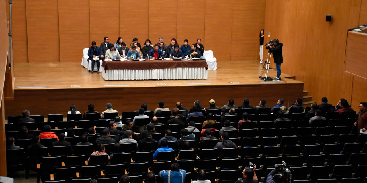 La reunión entre el Gobierno y la dirigencia del transporte, el domingo. Foto: Jorge Mamani.