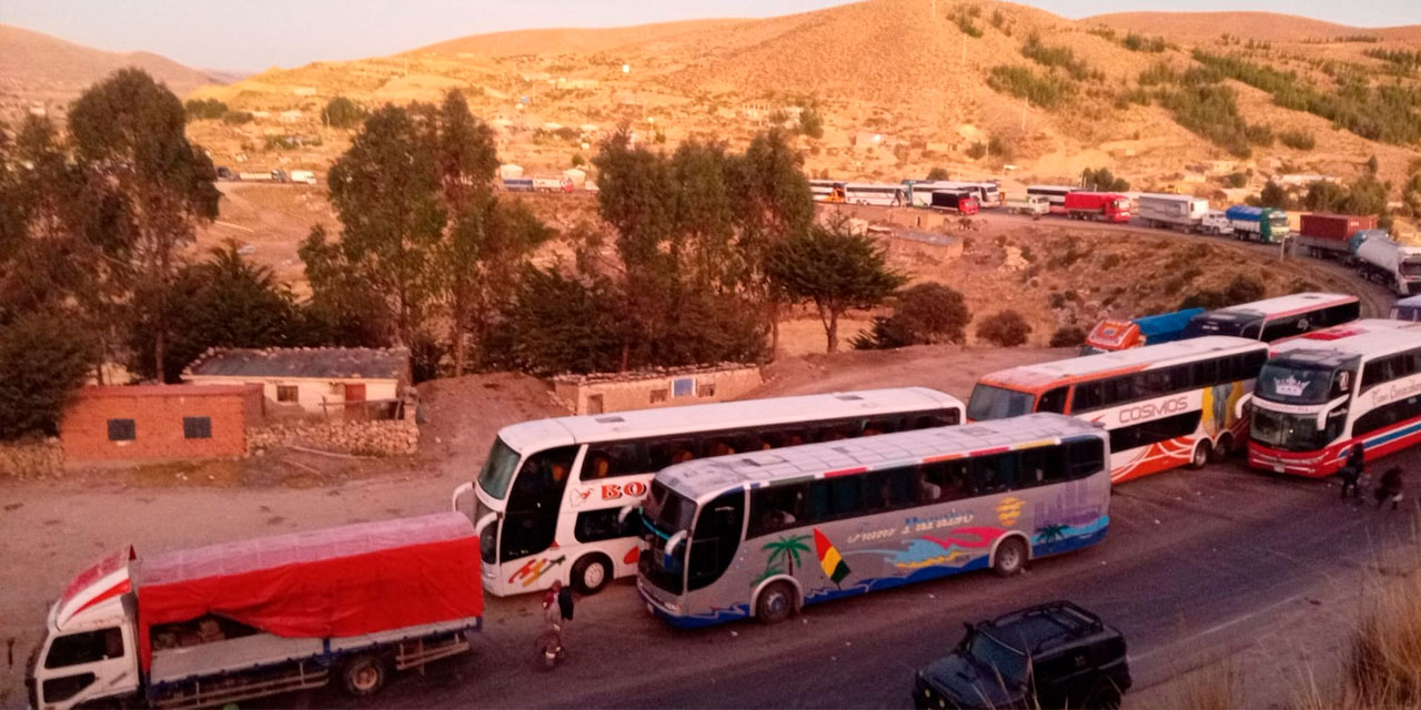 Movilidades permanecen varadas en localidad Sayari-Confital. Foto: Wara Tv