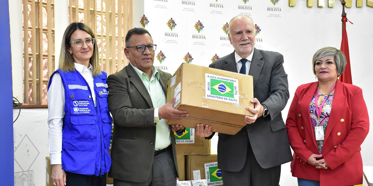 Autoridades estatales y representantes diplomáticos durante la entrega. Foto: Ministerio de Salud