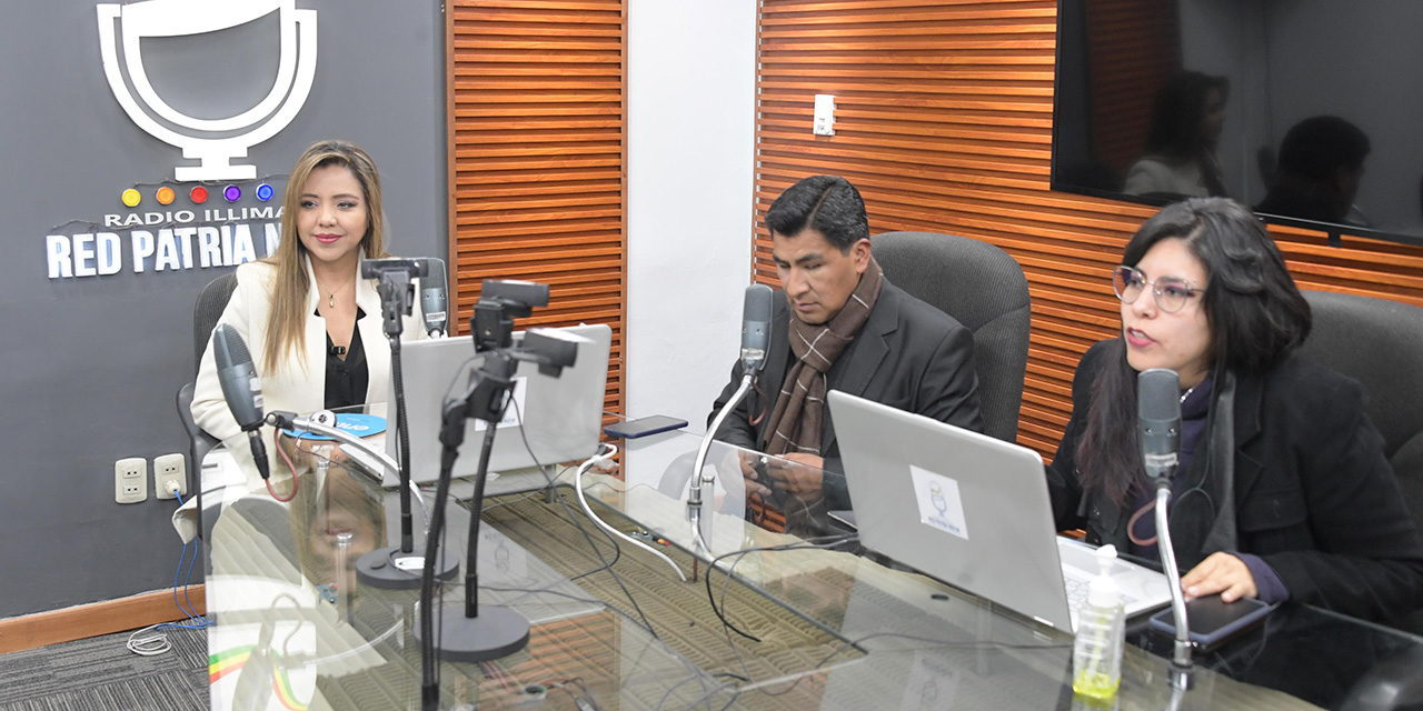 Gobierno destaca avances en la democratización de la información en el 91 aniversario de Radio Illimani