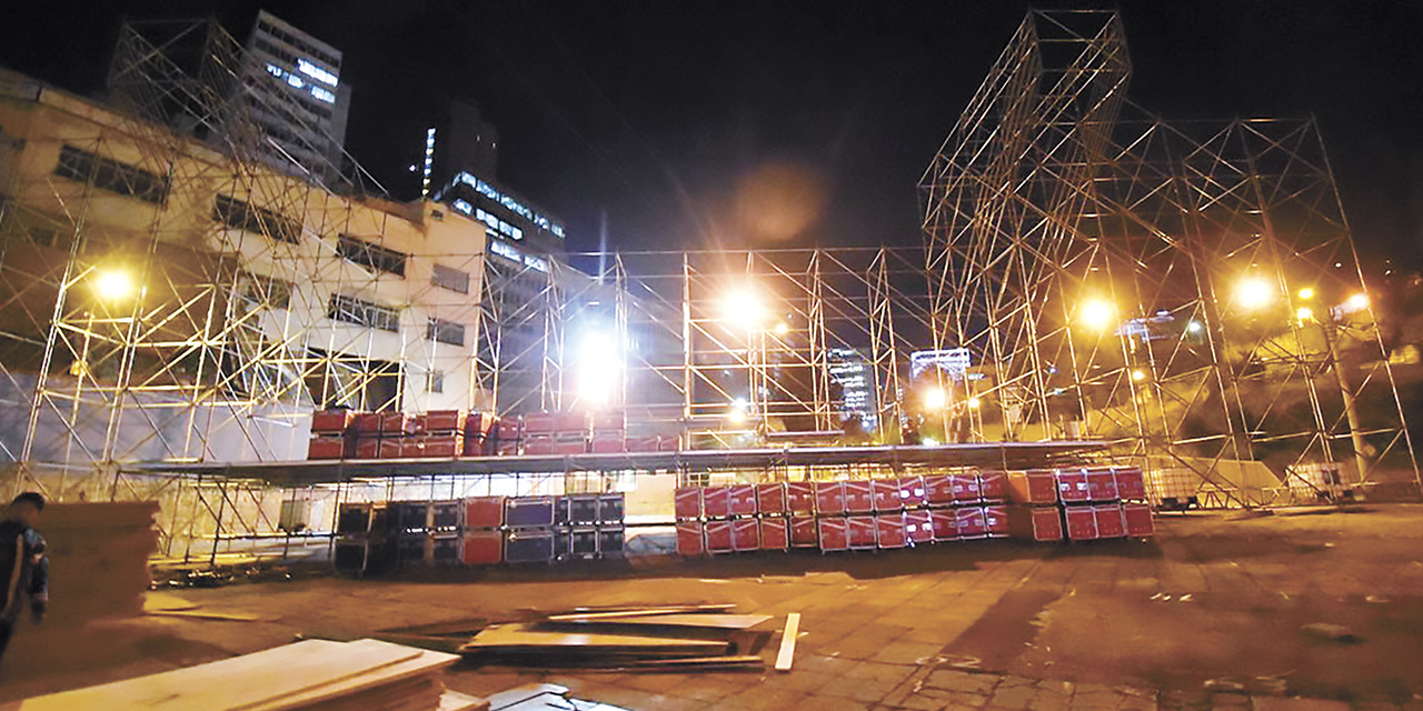 La tarima para la verbena paceña ya está en construcción. | Foto: RRSS