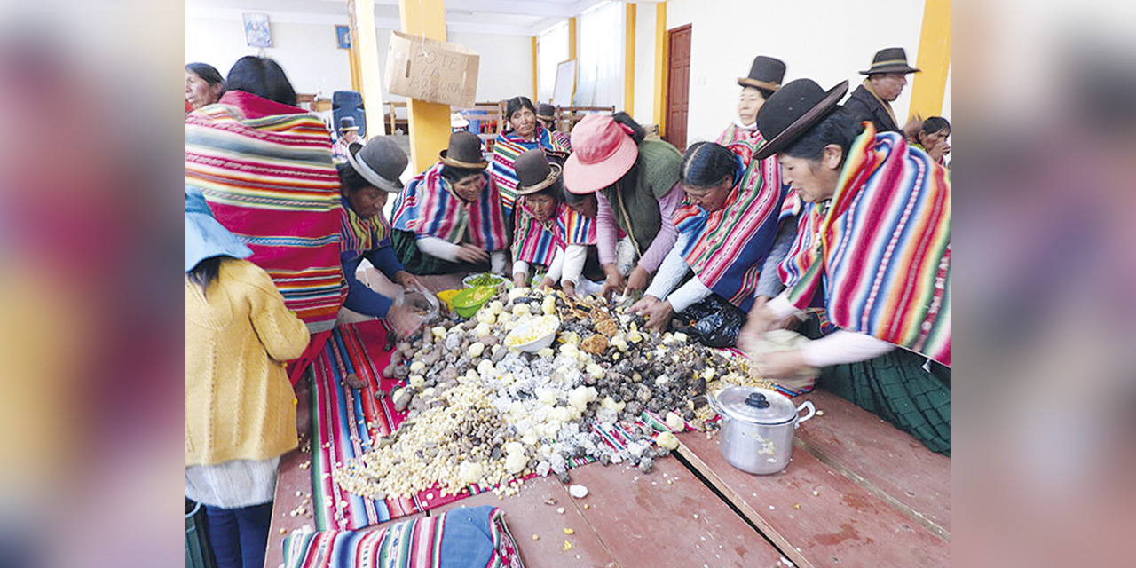 El apthapi es una de las costumbres aymaras más difundidas. | Foto: Archivo