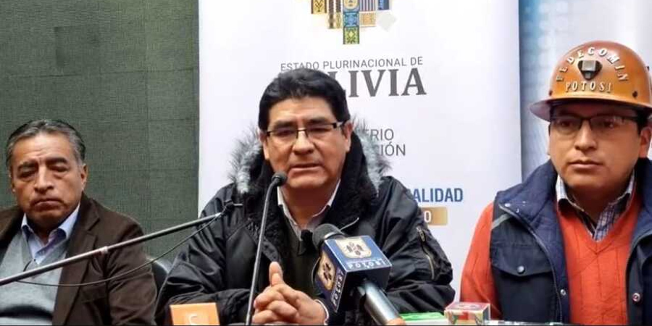 El ministro de Educación en conferencia de prensa.