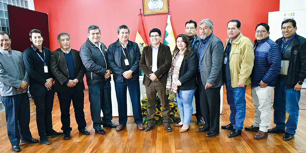 Autoridades después de las jornadas de trabajo. Foto: Ministerio de Educación