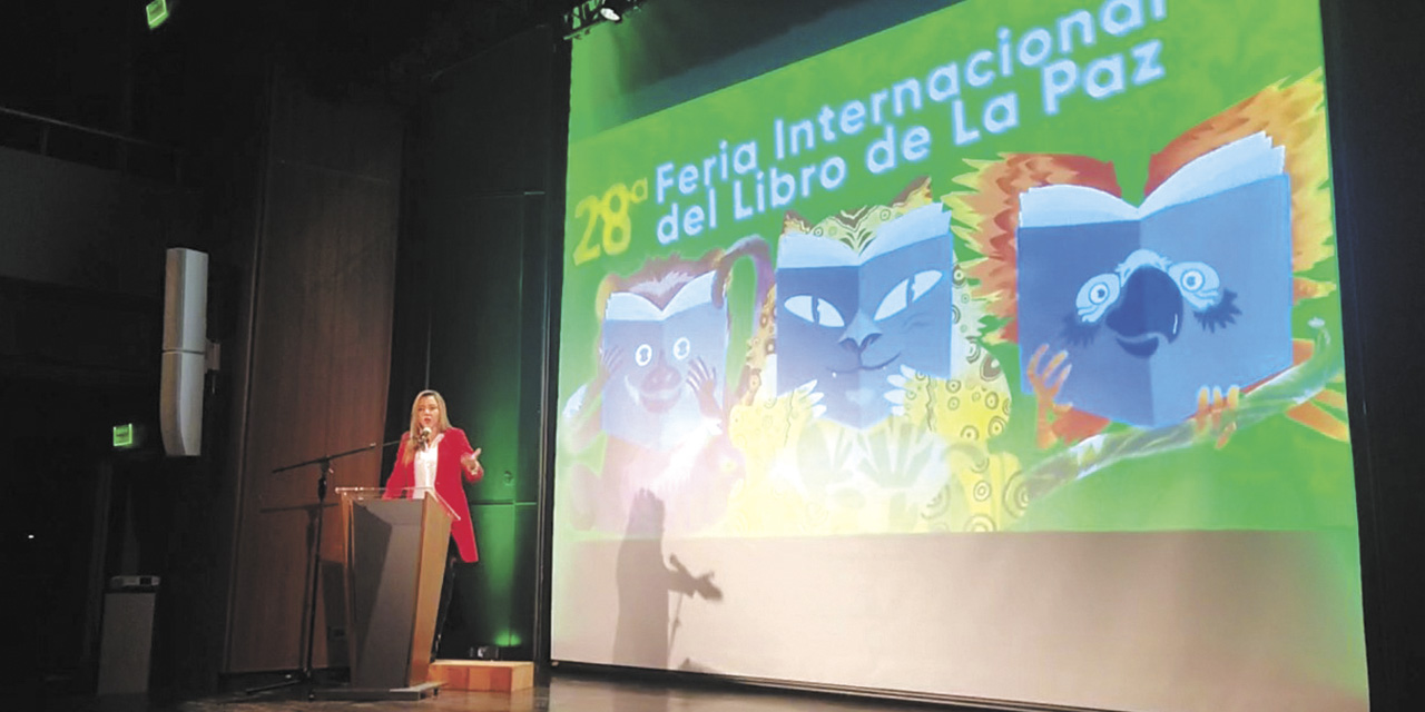 La viceministra Gabriela Alcón, durante la presentación de la feria.  | Foto: FIL La Paz