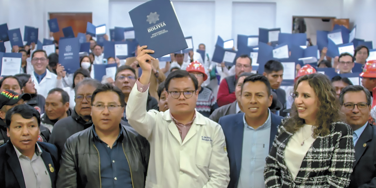 Autoridades estatales, directores de hospitales y especialistas, durante el evento. 