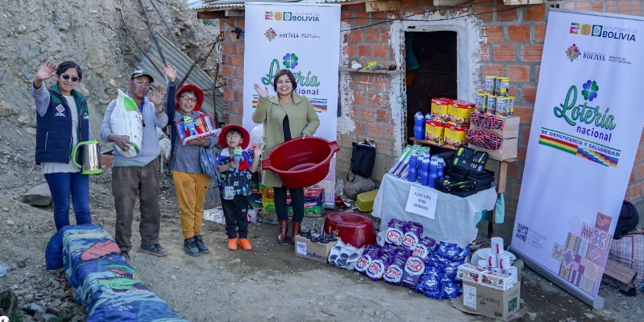 La directora de la Lotería, María Nélida Acuña, don Julio y sus dos hijos. Foto: Lotería Nacional