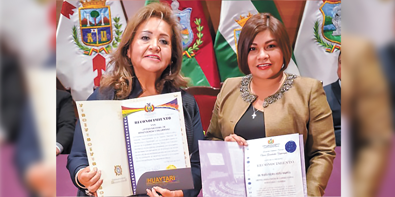 La diputada Betty Yañíquez y la directora de la Lotería, María Nélida Acuña. Foto: Lotería Nacional