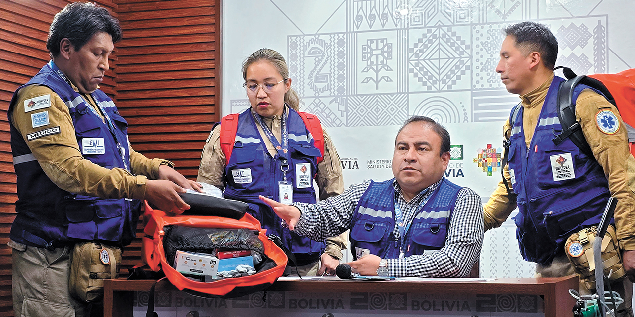 Milton Gonzales, jefe de la Unidad de Riesgos, muestra una mochila táctica. Foto: Ministerio de Trabajo