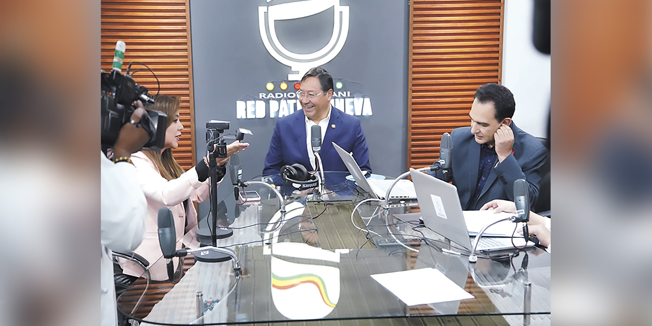 El presidente Luis Arce durante una visita a la radio en 2023. | Foto: Archivo