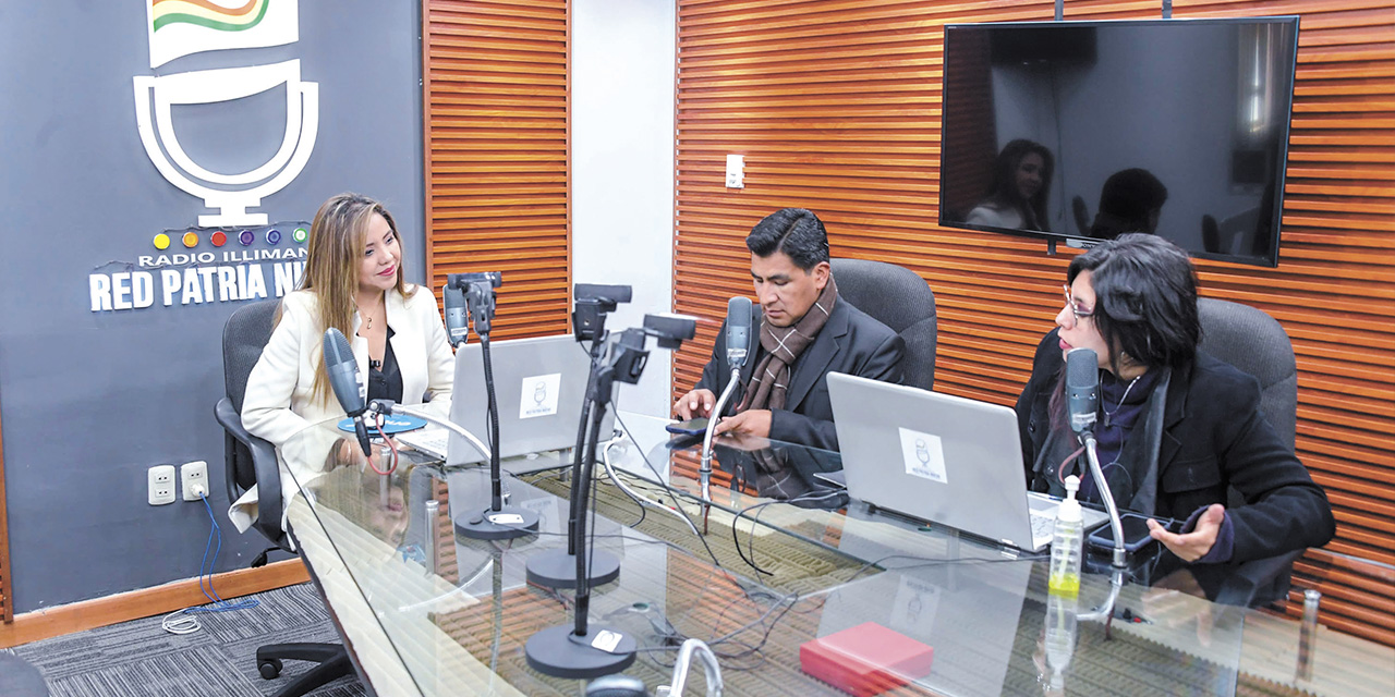 La viceministra  Gabriela Alcón, durante una entrevista en radio Illimani Red Patria Nueva.  | Foto: Josué Cortez